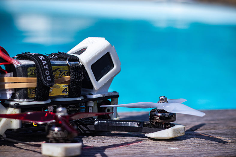 Drone à côté d'une piscine