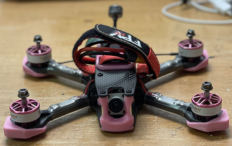 Drone FPV dont l'assemblage vient d'être terminé 