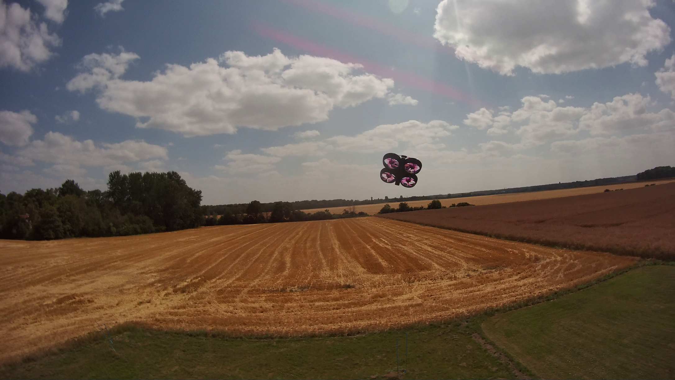 Drone FPV en vol qui filme un autre drone