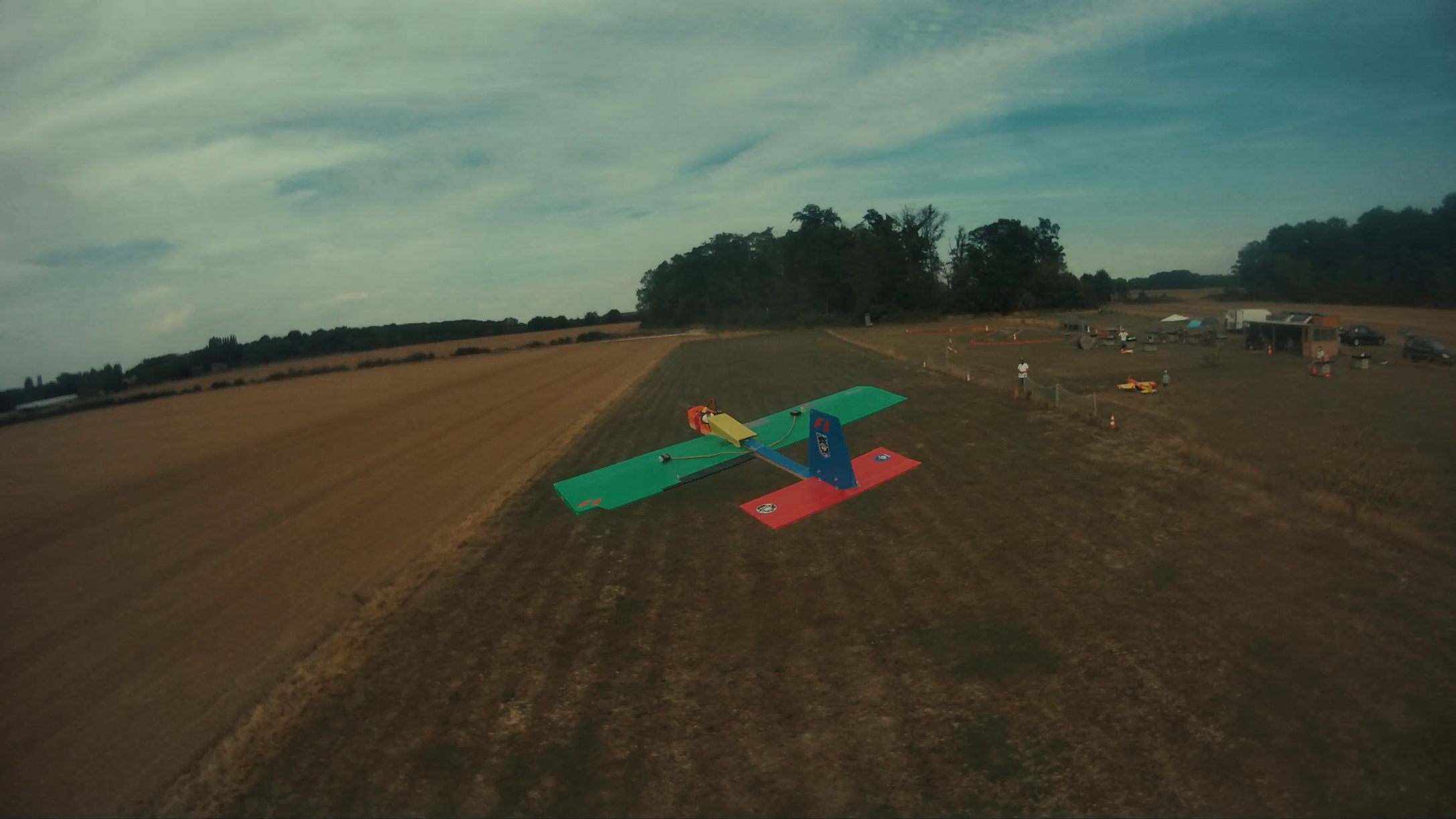 Drone FPV en vol qui filme un avion radiocommandé